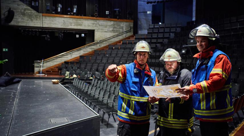 Erfolgreiche Übung der Führungskräfte der Feuerwehr Karlsruhe am Staatstheater - Foto: Arno Kohlem